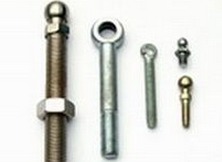 非標(biāo)螺釘?shù)能堉乒に?/></p><p>　　這次試驗共冶煉了２爐非標(biāo)螺釘制作鋼，試驗軋制了其中一爐的２根鋼坯，規(guī)格為１３ｍｍ的盤條。粗、中軋溫度為１０００～１０５０℃，精軋采用低溫軋制，溫度為７５０～８３０℃，吐絲后分兩段控制冷卻，５５０℃以上以大于等于５℃／ｓ的速度快冷，小于５５０℃以１℃／ｓ的速度緩冷。分段冷卻的快速冷卻段使冷卻曲線避開了ＣＣＴ曲線的鐵素體／珠光體區(qū)，溫度冷卻至Ｂｓ溫度（５５０℃）附近后，采用慢的冷卻速度可以使冷卻曲線通過貝氏體形成區(qū)，容易獲得貝氏體組織。</p>
            </div>
			<div   id=