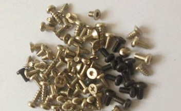 非標(biāo)準(zhǔn)螺釘?shù)谋砻嫣幚砉に?/></p><p>　　<strong>2、鈍化</strong></p><p>　　對螺釘在加工過程中進(jìn)行一次鈍化處理，不僅能夠?qū)⒙葆斏厦娴匿P跡、污跡溶解，還能夠?qū)β葆敱砻嫘纬梢粋€保護(hù)層，保護(hù)螺釘不受到腐蝕，這種加工方式比較經(jīng)濟(jì)，省錢。</p><p>　　<strong>3.鍍叻合金/鋅鐵合金</strong></p><p>　　還有一種對非標(biāo)螺釘表面處理的方法就是添加一層鍍叻合金/鋅鐵合金，這種方式能夠大大增強(qiáng)其產(chǎn)品的抗銹能力。</p><p>　<strong>　4.電泳</strong></p><p>　　這種表面處理的方法采用的是電泳技術(shù)，通過電冰技術(shù)，能夠讓橡膠、油漆、乳膠等覆蓋到螺釘?shù)谋砻?，?jīng)過這種處理之后，螺釘變得非常的平整、均衡。</p><p>　<strong>　5.噴漆</strong></p><p>　　該處理方法就是利用噴槍在螺釘表面均衡的噴上不同顏色的薄層，通過這種處理方法處理的螺釘顏色多樣，美觀，在電子產(chǎn)品中是比較常用到的。</p><p>　　以上就是目前常見的幾種非標(biāo)準(zhǔn)螺釘?shù)谋砻嫣幚砉に?，螺釘在工業(yè)生產(chǎn)中的任務(wù)是相當(dāng)重的，一枚好質(zhì)量的螺釘能夠保證物品的緊固程度。隨著螺釘生產(chǎn)技術(shù)的多樣化，廠家可以根據(jù)客戶不同的要求，生產(chǎn)處符合其要求的螺釘。</p>
            </div>
			<div   id=